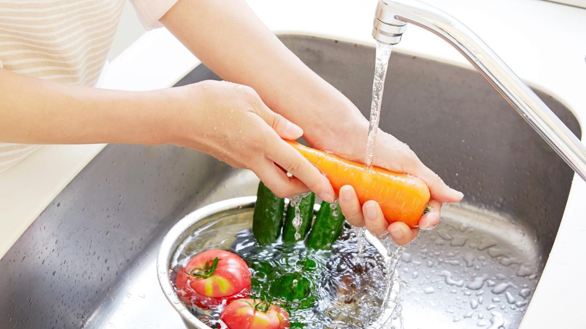 How to Make Homemade Fruit and Vegetable Wash